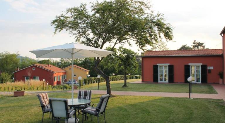 Holiday apartment with barbecue, yard & pool — photo 5