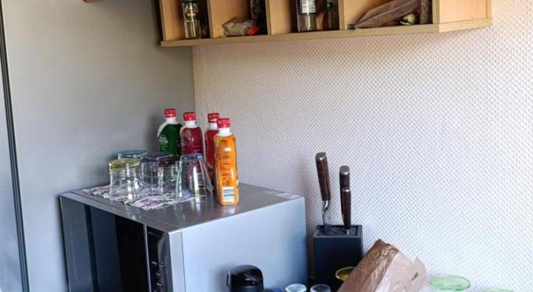 Weltoffenes privates Gastezimmer bei LGBTQ freundlichen Gastgeber der mit in der Wohnung lebt — photo 2