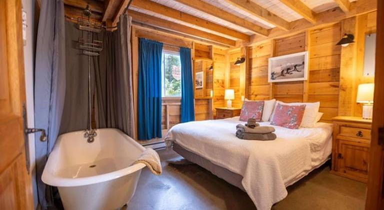 Chalet with yard, barbeque & jacuzzi | Pet-friendly — photo 2