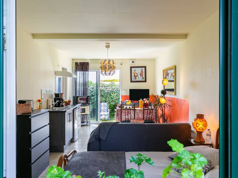Apartment with patio & grill — photo 4