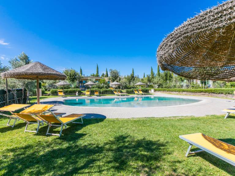 Fully equipped vacation home with pool, hot tub & patio | Dogs allowed — photo 2