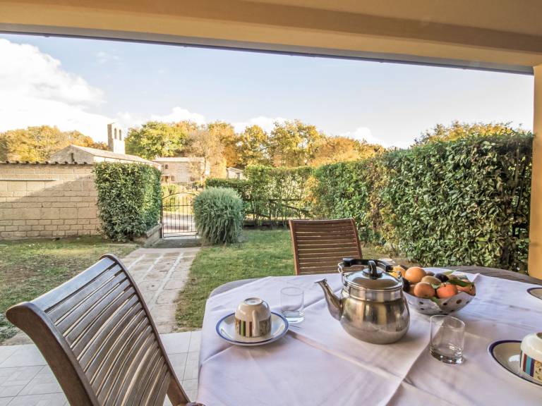 Rental apartment with yard, pool & barbeque — photo 3