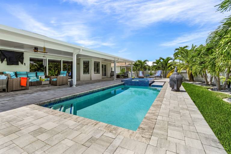 Child-friendly house with jacuzzi, private pool & barbecue | Perfect for remote work | Pets are welcome — photo 2