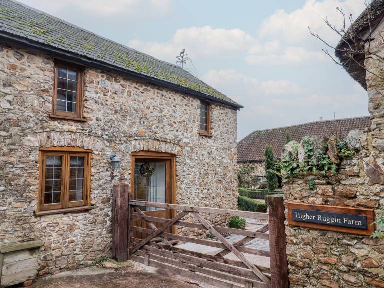 Child-friendly lovely cottage with hot tub & yard | Dogs allowed in Taunton