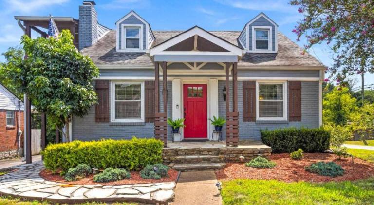 Cozy Bungalow close to Opry & Downtown Large Deck in Nashville, TN