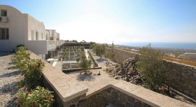 Rental apartment with patio, yard & jacuzzi in Santorini