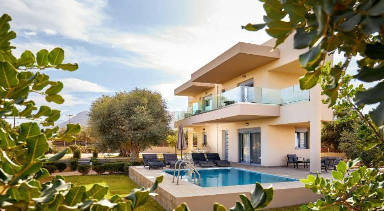 Villa with patio, garden & private pool — photo 2