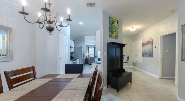 Modern Updates - Great Location - King Bed- BMT — photo 2