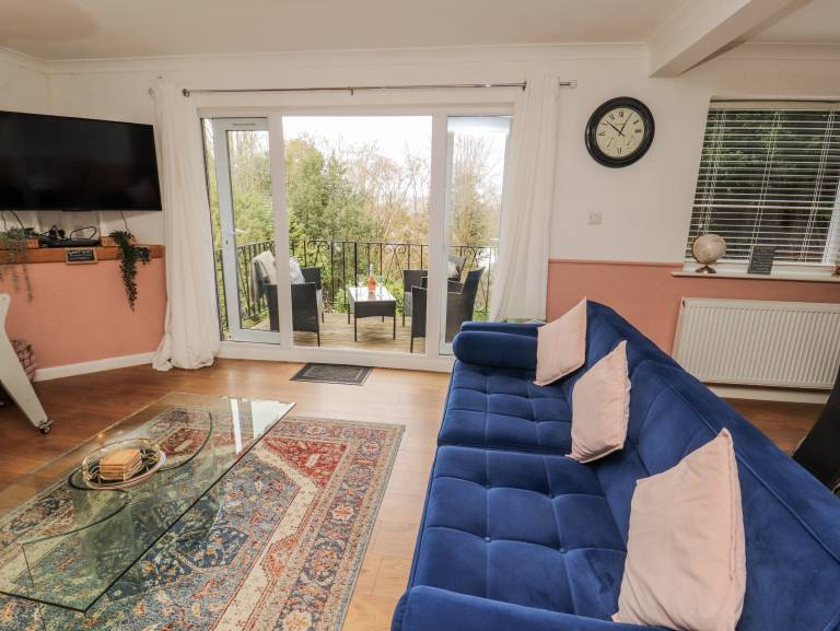 Cottage with BBQ & yard — photo 3