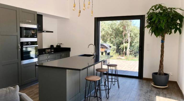 Fully equipped villa with yard, private pool & patio | Pets are welcome — photo 4