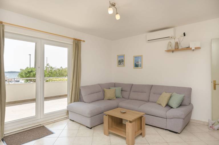 Apartment with BBQ & patio | Sea view in Vodice