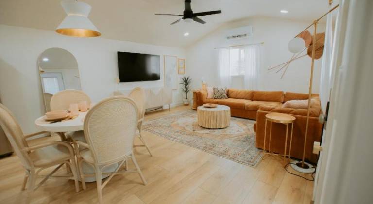 East Downtown Desert Chic Casita-Private Hot Tub-Close to Downtown-Pet Friendly! — photo 3
