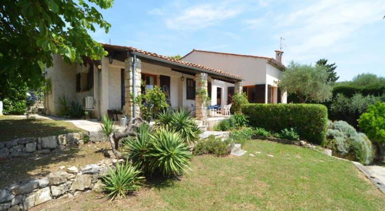 Villa with pool — photo 5