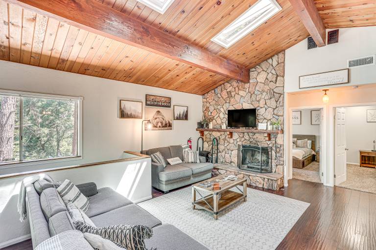 1 Mi to Lake: Crestline Cabin w/ Deck + Gas Grill! — photo 5