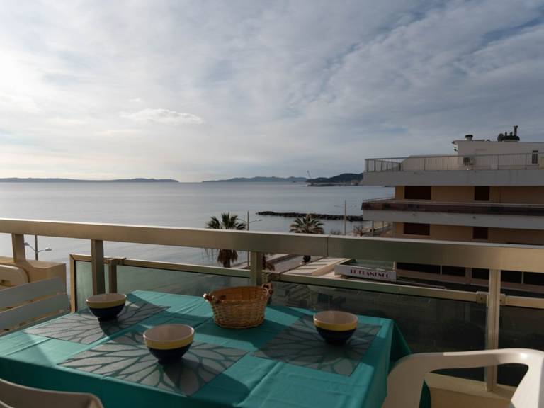 Studio for 4, sea view, AC, parking, Le Lavandou in Le Lavandou