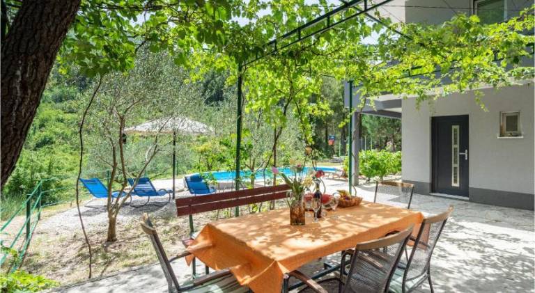 Vacation home with pool — photo 3