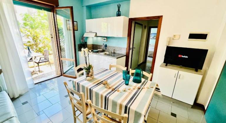 Pleasant serviced apartment with patio, pool & yard | Next to the beach | Perfect for remote work | Pets allowed — photo 4