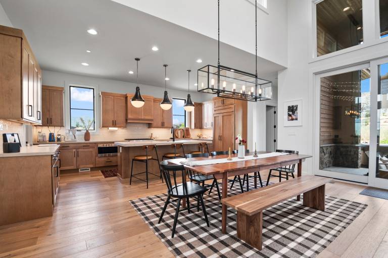 Child-friendly vacation home with grill, heated pool & jacuzzi | Mountain view | Suitable for remote work | Pet-friendly — photo 2