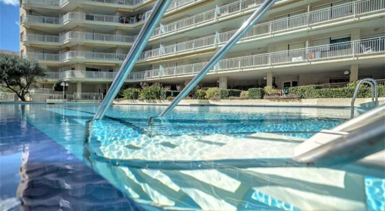 Holiday apartment with pool, garden & patio | Beach nearby | Pet-friendly — photo 3