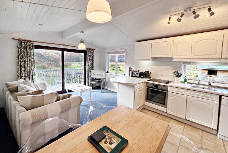 Lapwing Lodge with loch and mountain view — photo 3