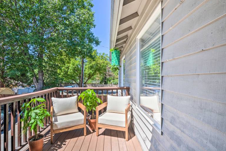 Close to Parks & Brews: Sunny Grants Pass Apt! — photo 3