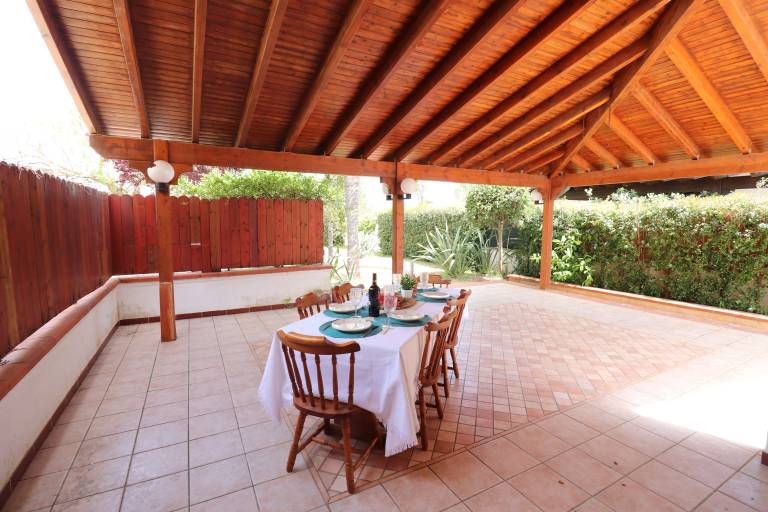 Villa with fast internet, barbecue & yard | Garden view in Melendugno