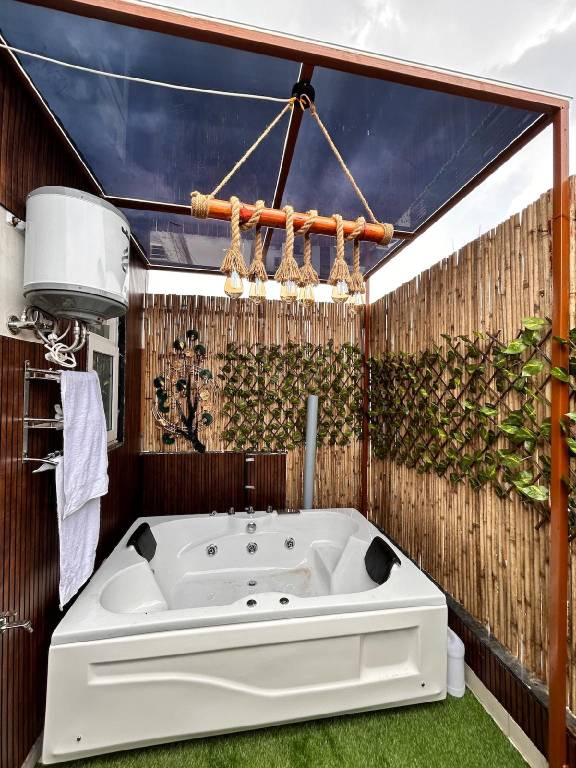 Vacation home with hot tub & pool — photo 3