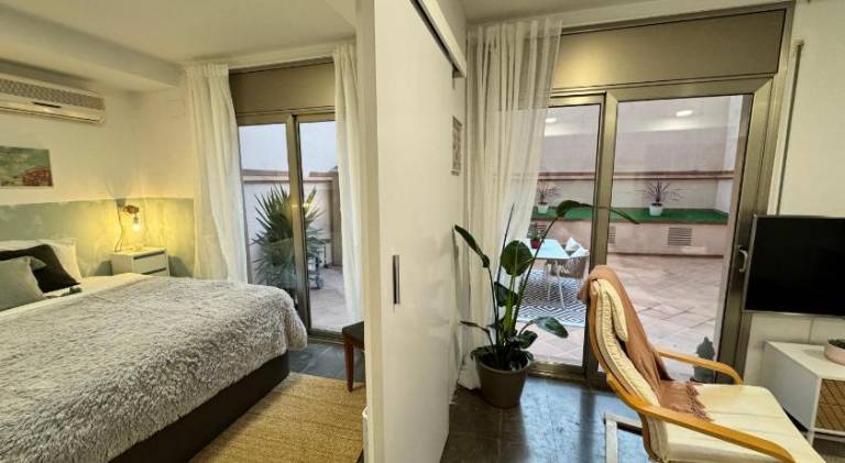 Private terrace 1BR apt - 4min walk to the beach — photo 2