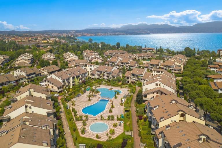 Family-friendly nice apartment with pool, BBQ & patio | Lake view | Dogs allowed — photo 2