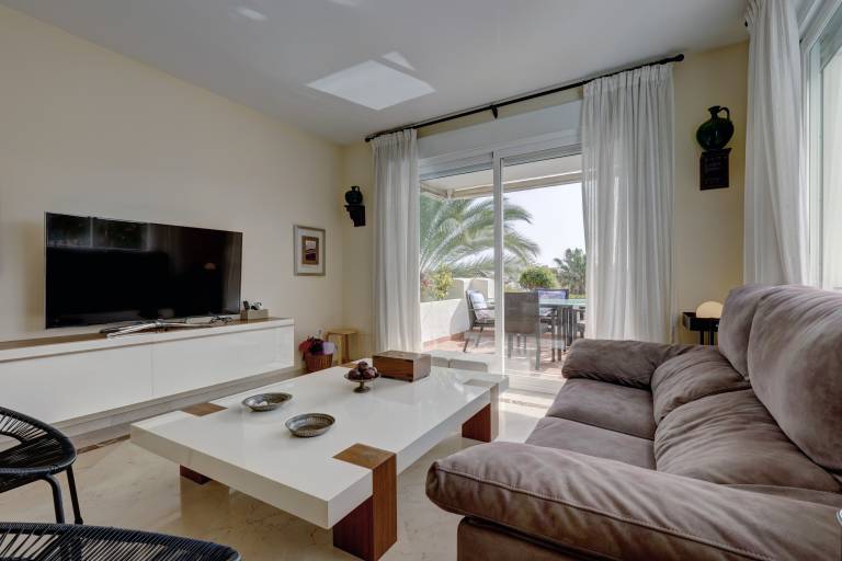 Fully equipped charming apartment with yard, fast internet & patio | Mountain view | Next to the beach | Perfect for remote work | Pets allowed — photo 3