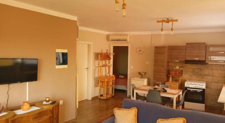 Rental apartment with patio, yard & barbecue — photo 2