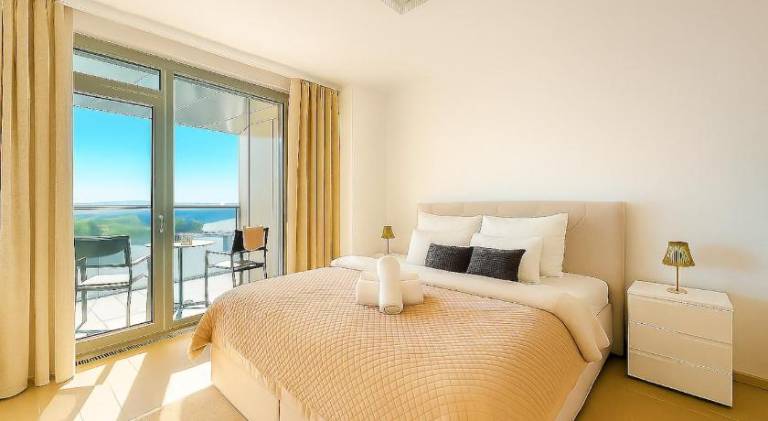 20th Floor Luxury - River & Castle View in Bratislava