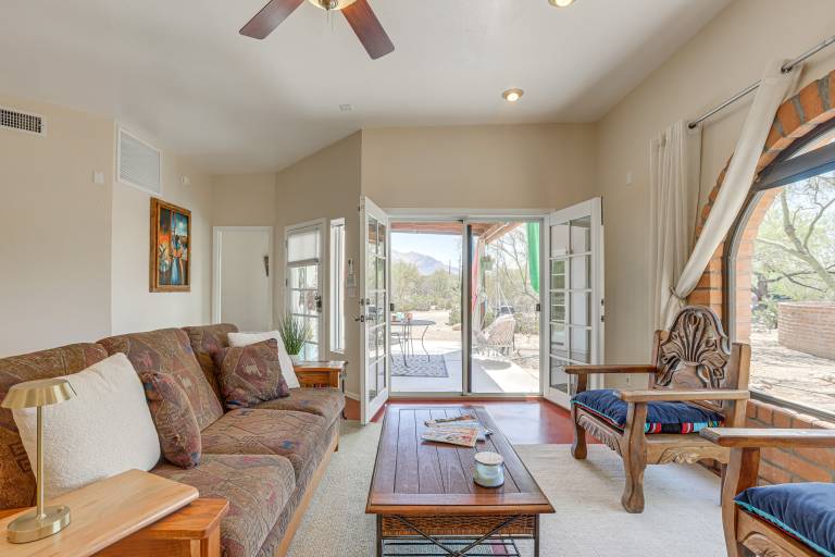 Picturesque Tucson Casita w Desert Garden