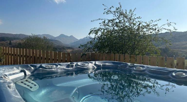 Vacation home with yard, jacuzzi & BBQ — photo 3