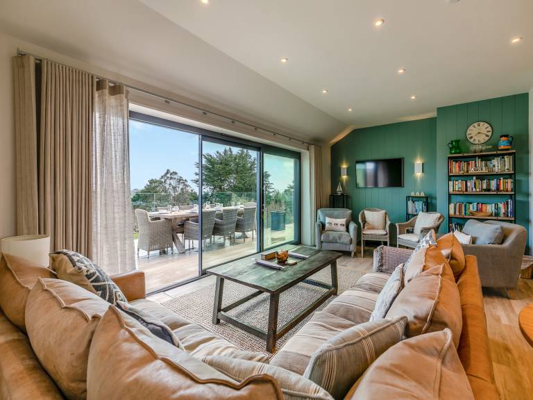 Family-friendly charming cottage with barbecue & yard | River view | Pets are welcome — photo 2