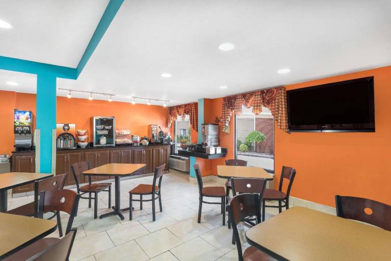 Howard Johnson by Wyndham Chattanooga Lookout Mountain I-24 — photo 5