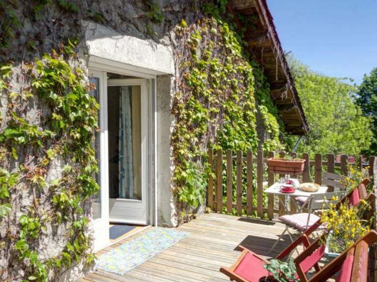Charming mountain studio with garden, pets allowed — photo 2