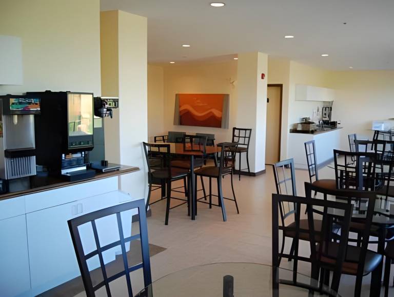 Days Inn by Wyndham Grande Prairie — photo 5