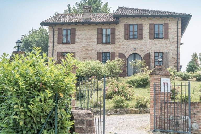 Villa with private pool & yard — photo 4
