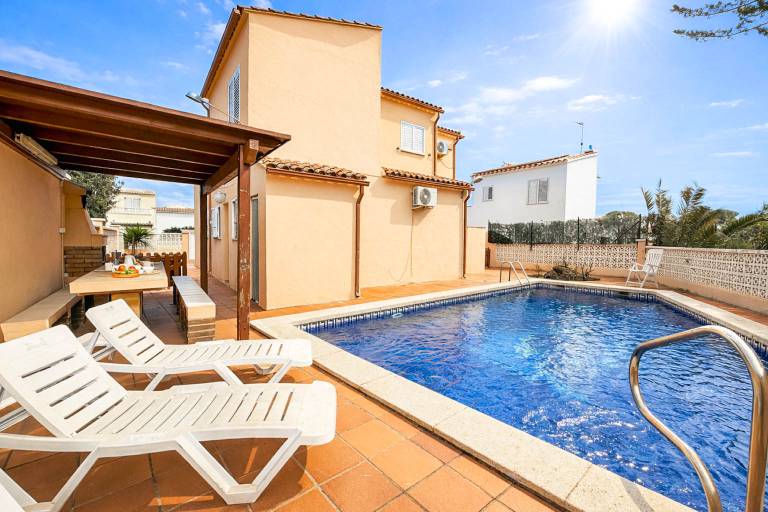 Villa with terrace, barbecue & garden in Roses