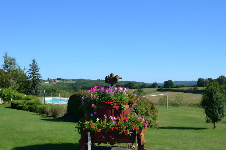 House with terrace, yard & pool | Garden view — photo 5