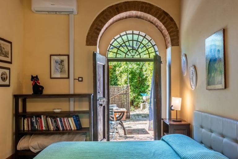 Room 'Salice - Antiche Dimore Di Vescovado' with shared pool and garden — photo 4