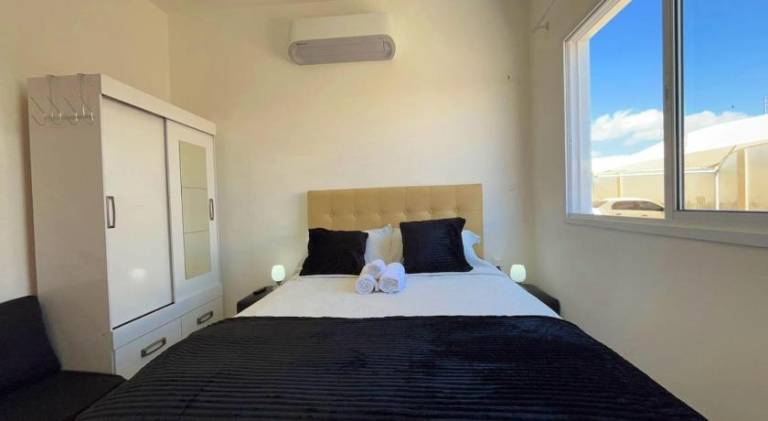 Serviced apartment with garden, pool & patio — photo 2