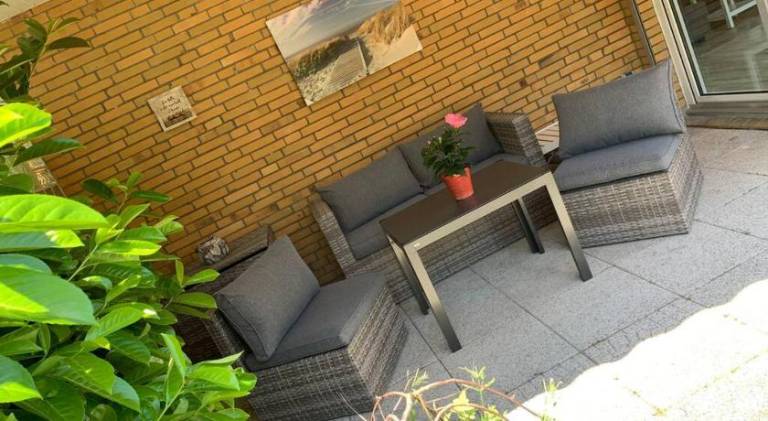 Near „Hamburg summer lounge“ cozy sunny green — photo 5