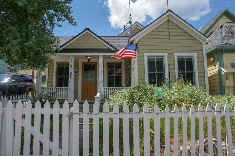 Walking Distance from Downtown - Comfortable, Cozy & Pet Friendly Home! — photo 3