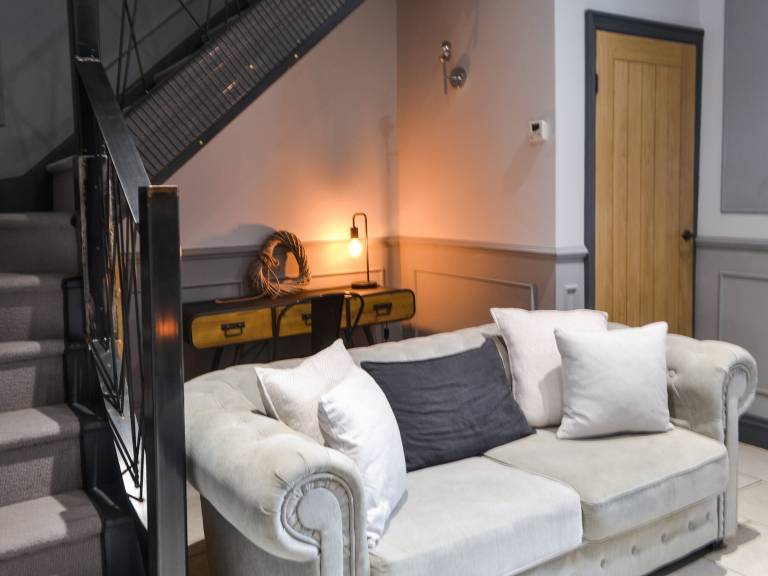 Family-friendly pleasant cottage with yard & hot tub | Pets allowed — photo 3