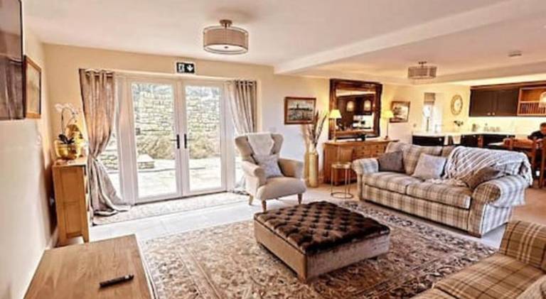 Converted Barn with Hot Tub, The Hayloft. in Carnforth