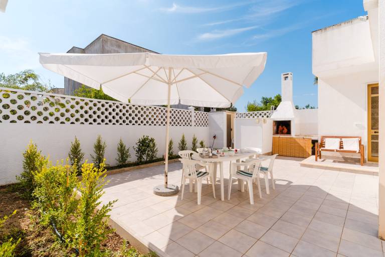 Villa 'Greta' with Private Terrace, Wi-Fi and Air Conditioning in Porto Cesareo