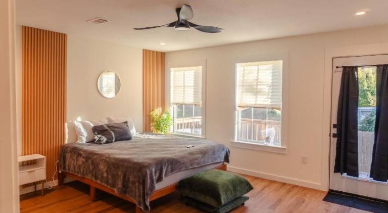 Cozy Downtown Cottage 10 Mins to Pcola Beach — photo 2