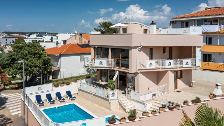 Villa with terrace, private pool & hot tub | Beach nearby | Dogs allowed in Novigrad